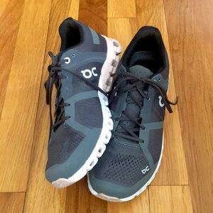 Women’s On Cloud sneakers size 8.5